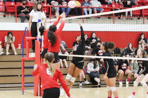 Lady Cubs overcome rough first set to sweep Squaws